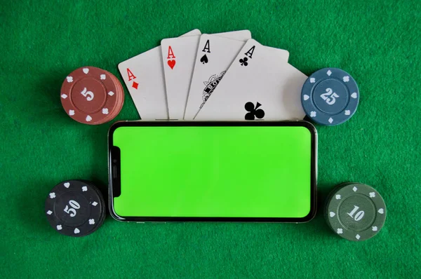 Fondo Póquer Fichas Tarjetas Teléfono Con Una Pantalla Verde Mesa —  Fotos de Stock