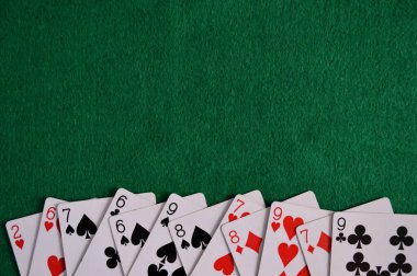 Poker arkaplanı - yeşil masadaki kartlar