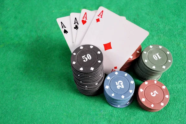 Poker Achtergrond Chips Kaarten Groene Tafel — Stockfoto