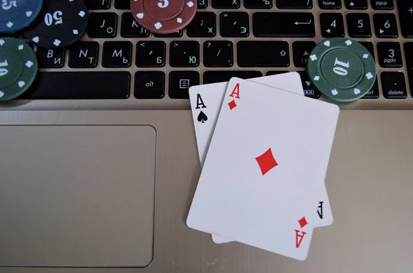 Fichas Poker Cartões Estão Teclado Laptop Com Uma Tela Verde — Fotografia de Stock