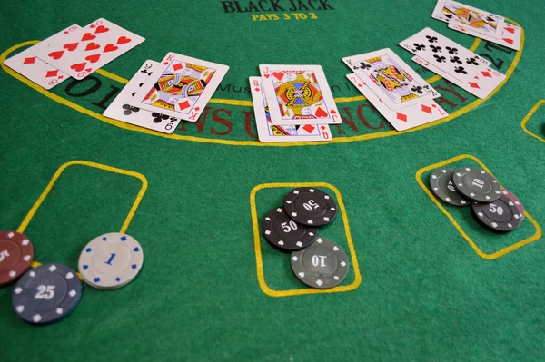 赌场扑克桌上的扑克筹码 — 图库照片