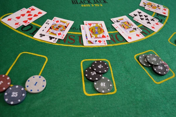 Kumarhanedeki poker masasında poker fişleri..