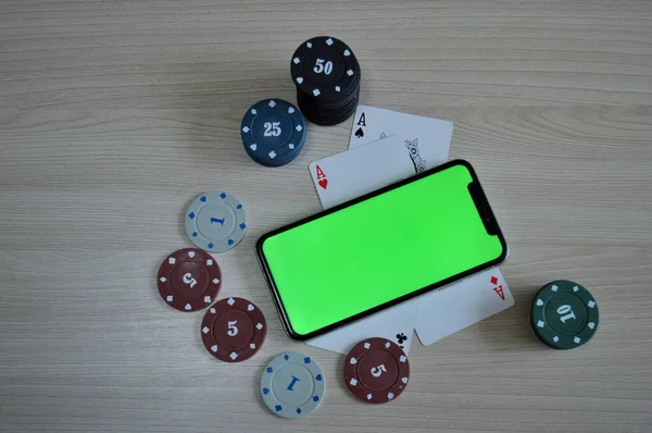 Fundo Poker Fichas Cartões Telefone Com Uma Tela Verde — Fotografia de Stock