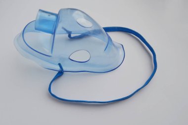 Tıbbi Oksijen Maskesi Beyaz Arka plan 'da izole edildi. Plastik Hasta Yüz Maskesi. Sürekli Pozitif Hava Yolu Basınç CPAP Ekipmanı. Mavi CPAP Maske Öngörünümü