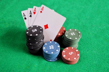 Poker arkaplanı - çipler ve kartlar yeşil masada