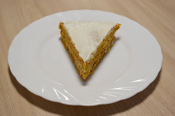 Dessert Gâteau Aux Carottes Fait Maison Sur Une Assiette Blanche — Photo