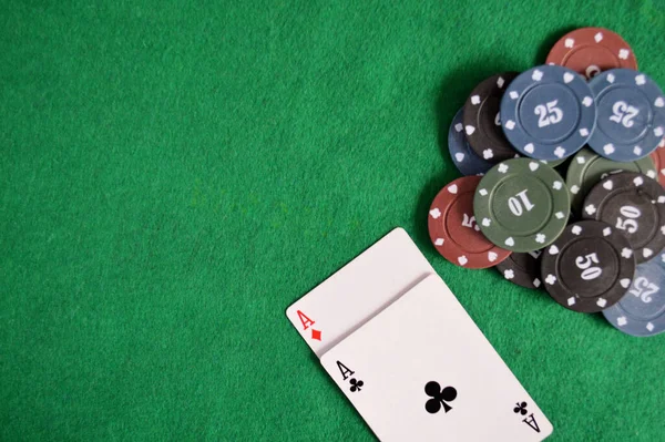 Fundo Poker Fichas Cartões Mesa Verde — Fotografia de Stock