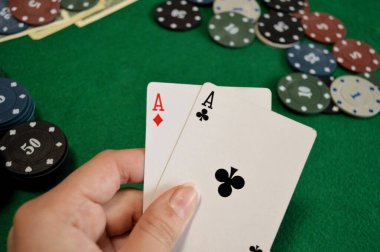 Poker arkaplanı - çipler, kartlar ve para yeşil masada