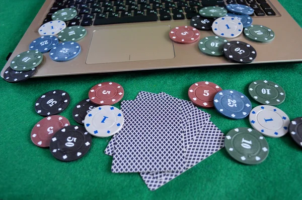 Poker Chips Kaarten Liggen Een Laptop Toetsenbord Met Een Groen — Stockfoto