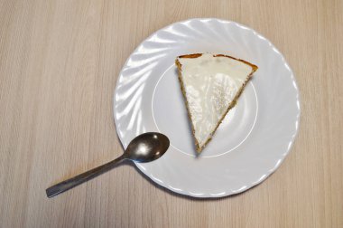 Beyaz tabakta ev yapımı havuçlu kek. Çok sığ bir tarla..