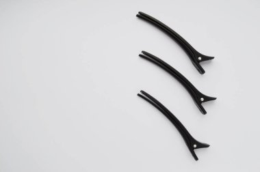 Siyah saç tokalarını beyaz arkaplanda izole et.