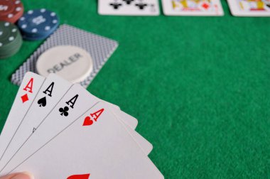 Poker arkaplanı - çipler ve kartlar yeşil masada