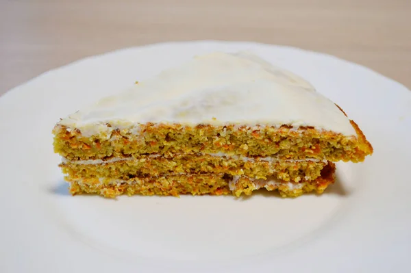 Hausgemachtes Dessert Aus Karottenkuchen Auf Weißem Teller Sehr Geringe Schärfentiefe — Stockfoto