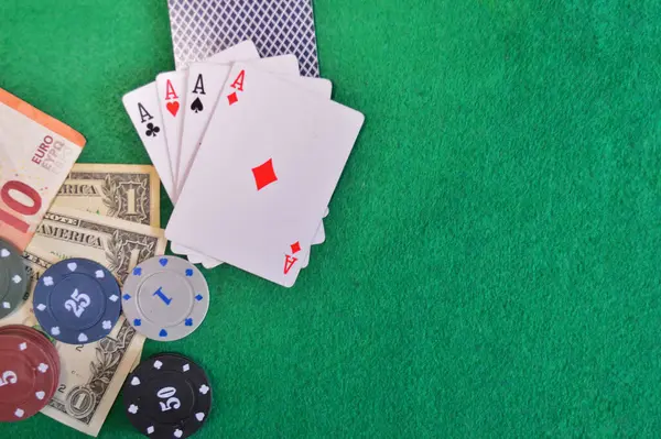 Fundo Poker Fichas Cartões Dinheiro Mesa Verde — Fotografia de Stock