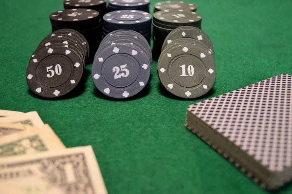 Fundo Poker Fichas Cartões Dinheiro Mesa Verde — Fotografia de Stock