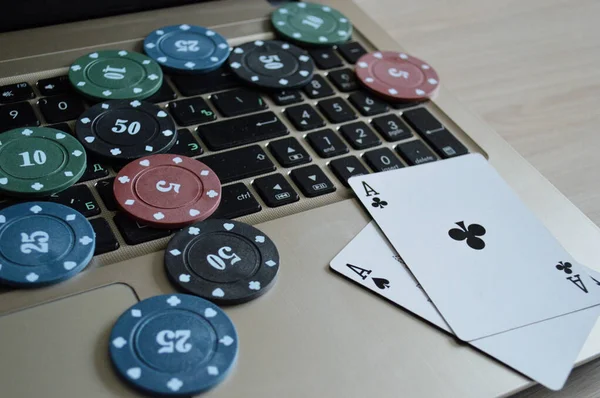 Las Fichas Tarjetas Póquer Encuentran Teclado Portátil Sobre Fondo Madera — Foto de Stock