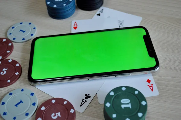 Fondo Poker Fichas Tarjetas Teléfono Con Una Pantalla Verde —  Fotos de Stock