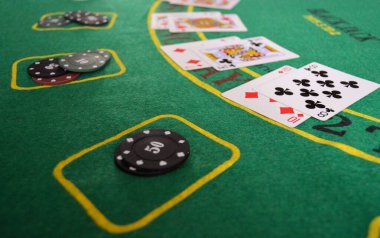 Kumarhanedeki poker masasında poker fişleri..