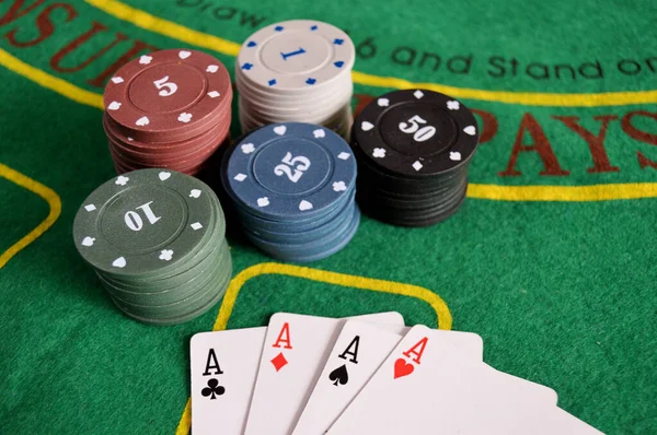 Poker Pozadí Žetony Karty Zeleném Stole — Stock fotografie