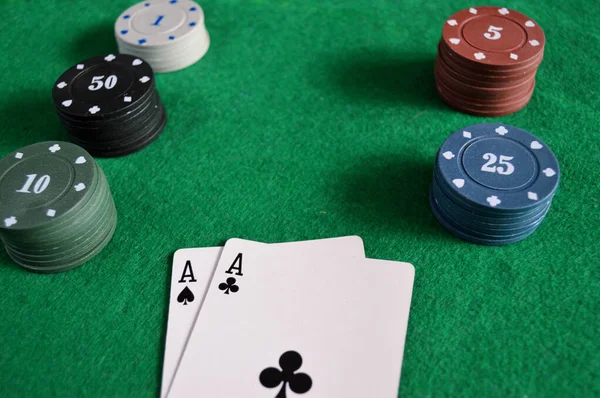 Poker Fond Jetons Cartes Sur Table Verte — Photo