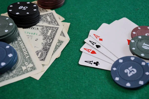 Poker arkaplanı - çipler, kartlar ve para yeşil masada