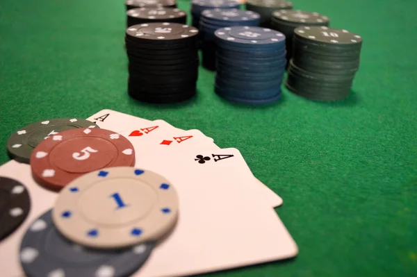 Poker Arkaplanı Çipler Kartlar Yeşil Masada — Stok fotoğraf