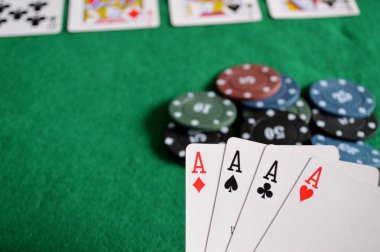 Poker arkaplanı - çipler ve kartlar yeşil masada