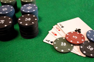 Poker arkaplanı - çipler ve kartlar yeşil masada