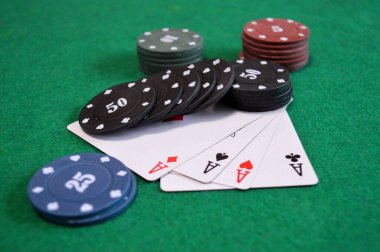 Poker arkaplanı - çipler ve kartlar yeşil masada
