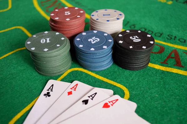 Fundo Poker Fichas Cartões Mesa Verde — Fotografia de Stock