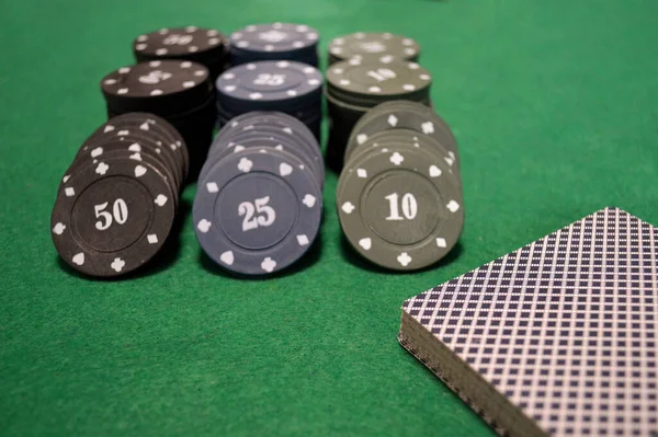 Fundo Poker Fichas Cartões Mesa Verde — Fotografia de Stock