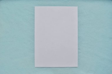 Kağıt tekne adım adım. Mavi arka planda beyaz kağıt. Adım 1