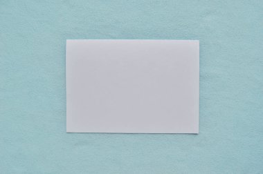 Kağıt tekne adım adım. Mavi arka planda beyaz kağıt. Adım 2