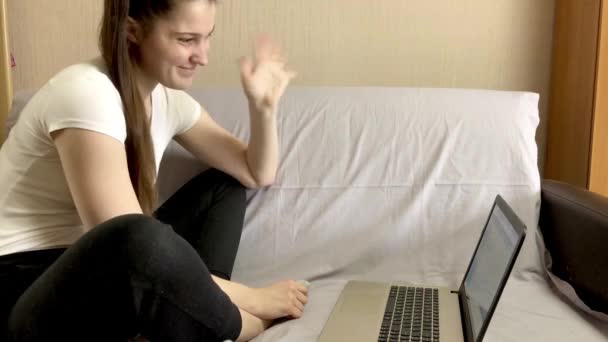 Junge Schöne Mädchen Mit Dunklen Haaren Sitzt Mit Einem Laptop — Stockvideo