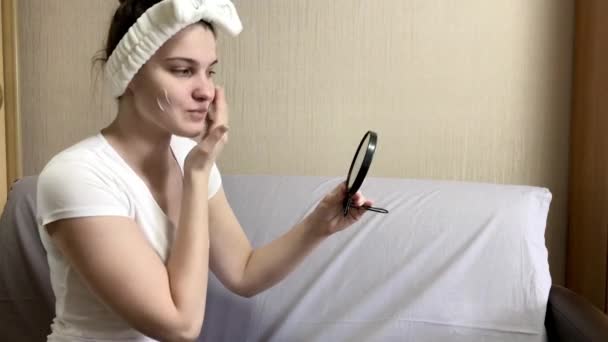 Mladá Krásná Dívka Tmavými Vlasy Bílým Obvazem Hlavě Sedí Zrcadlem — Stock video