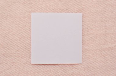 Kağıt kuş adım adım. Pembe arka planda beyaz bir kağıt. Adım 1