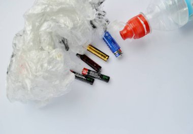 Kirli plastik torba, piller ve beyaz arka planda boş bir plastik şişe. Kimyacı günü. Uluslararası iklim günü. Dünya Hidrografi Günü