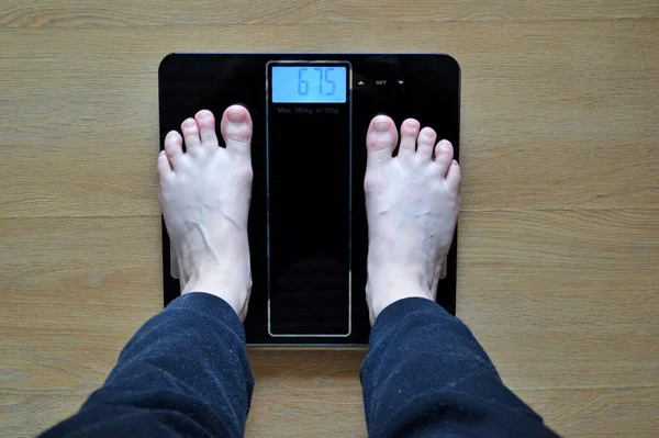 Kilogram olarak ölçülen bir ölçekte kişi ile kilo verme kavramı.