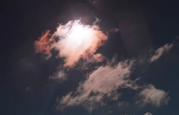 白い雲とサングラスを通して青空の背景 国際的な気候の日 世界気象デーだ 世界風の日 — ストック写真