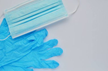 Beyaz arka planda tıbbi maske ve lastik eldivenler. Sağlık çalışanları günü. Kimyacı günü. Dünya Travma Günü