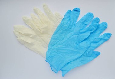Beyaz arka planda tıbbi lastik eldivenler. Sağlık çalışanları günü. Kimyacı günü. Dünya Travma Günü