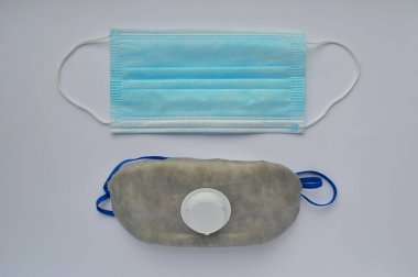 Beyaz bir arka planda tıbbi maske. Sağlık çalışanları günü. Kimyacı günü. Dünya Travma Günü