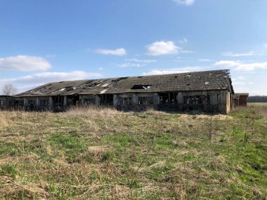 Kırsal alanda terk edilmiş bir çiftlik binası.