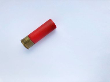 Beyaz arka planda bir pompalı fişeği.