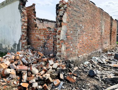 Yangın üstüne yangın, yıkılmış bina odası, felaket ya da savaş sonrası konsept.