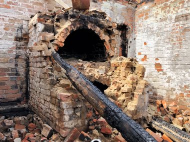 Yangın üstüne yangın, yıkılmış bina odası, felaket ya da savaş sonrası konsept.