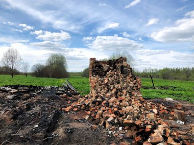 Tarladaki yanmış ahşap binanın kalıntıları..