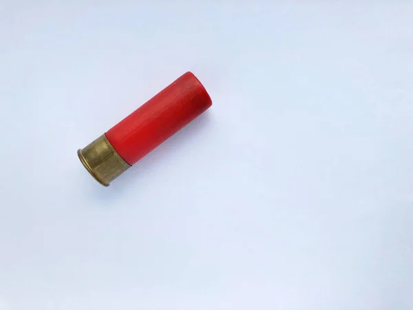 Beyaz arka planda bir pompalı fişeği.