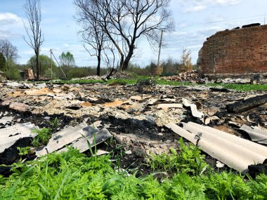 Yangın üstüne yangın, yıkılmış bina odası, felaket ya da savaş sonrası konsept.