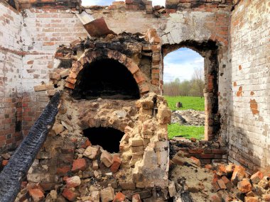 Yangın üstüne yangın, yıkılmış bina odası, felaket ya da savaş sonrası konsept.